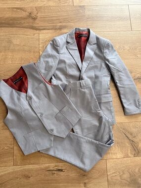 Boys 4 piece suit. Great condition. Nice material